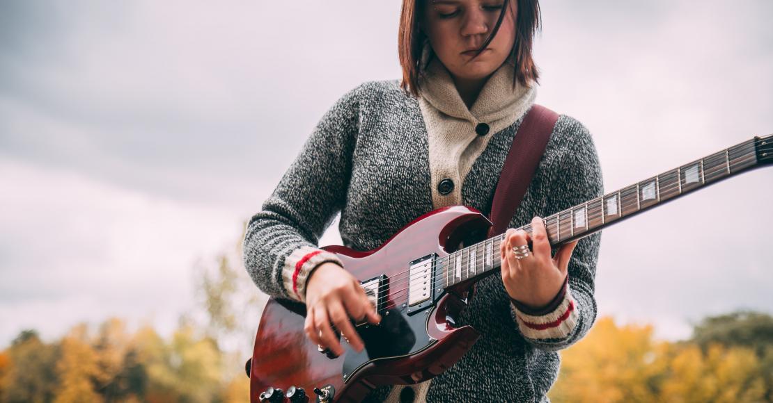 Person spielt Gitarre