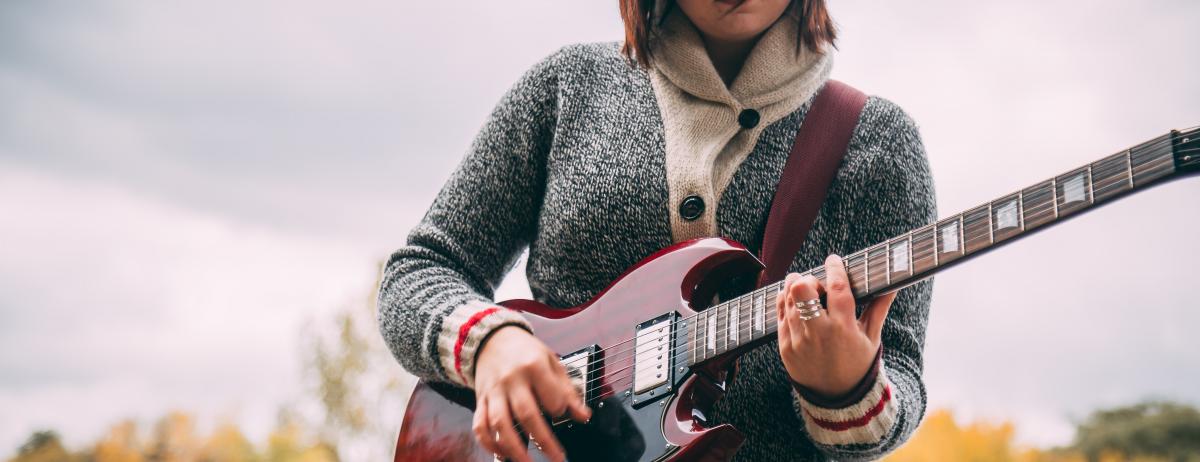 Person spielt Gitarre